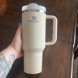 40oz Matte Stanley in color Dune